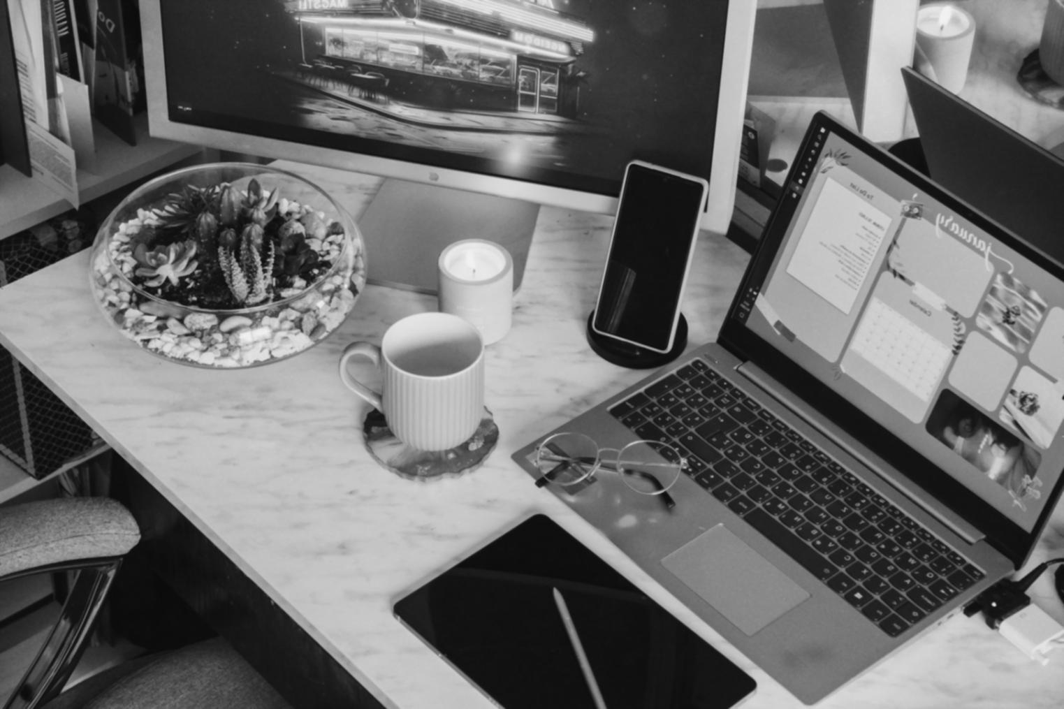 Студенти працюють з навчальними матеріалами